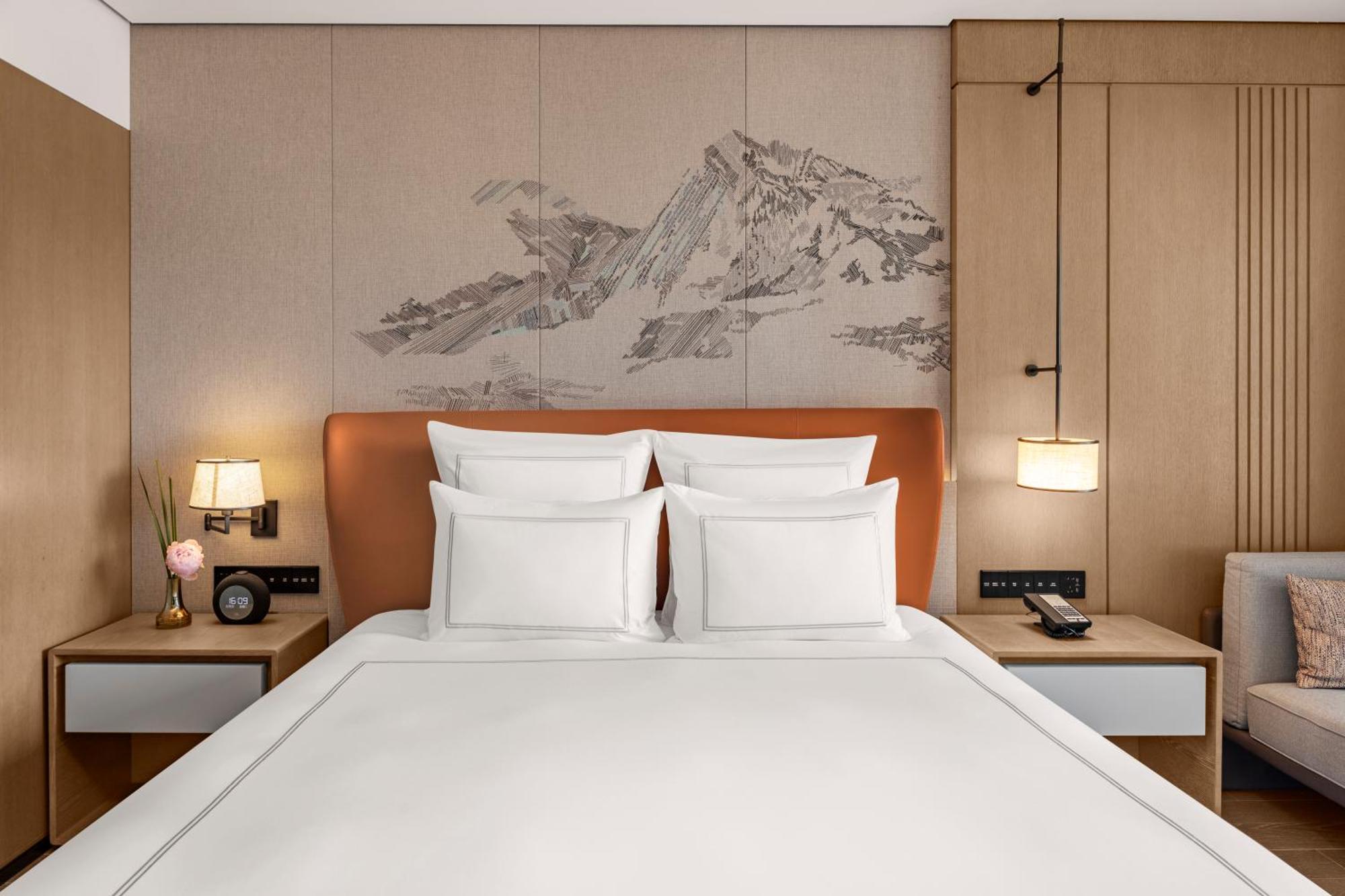 Swissotel Hong Kong Macau Center 5*