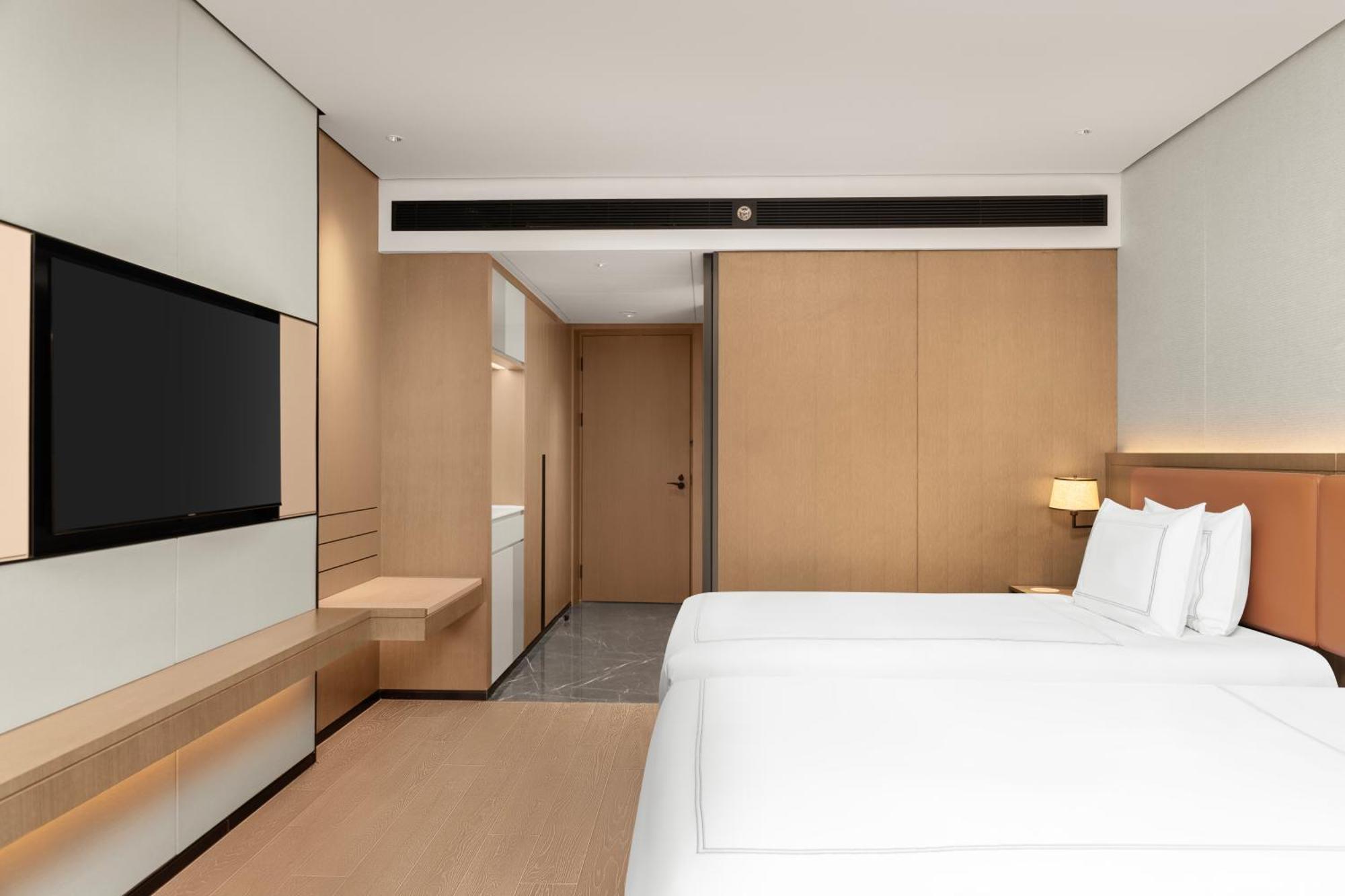 Swissotel Hong Kong Macau Center 5*